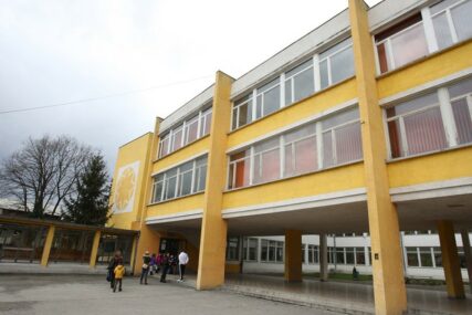GORI ZBOG RADOVA U BANJALUČKOJ ŠKOLI Doček visokih zvanica, SVEČANO OTVARANJE mokrih čvorova
