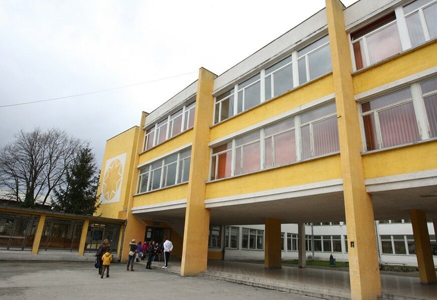 GORI ZBOG RADOVA U BANJALUČKOJ ŠKOLI Doček visokih zvanica, SVEČANO OTVARANJE mokrih čvorova