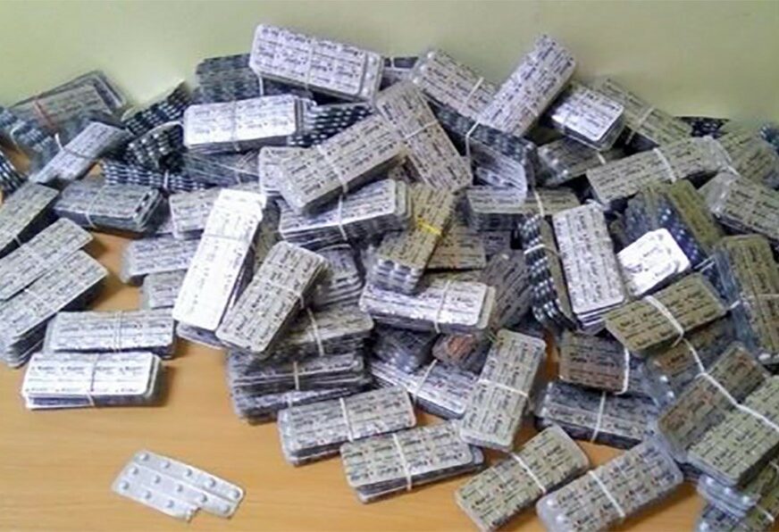 PAO NA CARINI Rumun uhapšen u pokušaju šverca 22.000 sedativa, tablete krio na NEVJEROVANTOM MJESTU