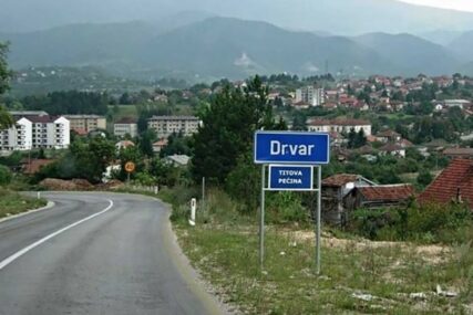VIŠEČLANIM PORODICAMA PO 500 KM Vlada Srbije pomaže opstanak Srba u Drvaru