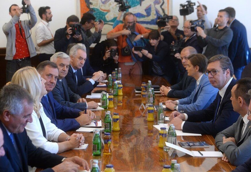 NA DNEVNOM REDU DEKLARACIJA SDA Lideri političkih stranaka Srpske na sastanku sa Vučićem