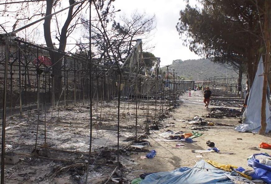 HAOS NA LEZBOSU Sukob migranata i policije u kampu Morija, ima mrtvih (VIDEO)