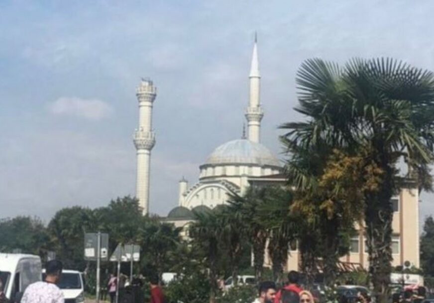 ZEMLJOTRES U ISTANBULU Srušio se minaret sa džamije, škole evakuisane (VIDEO)