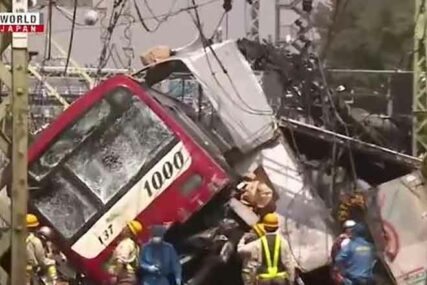 “VAGON SMRSKAN” Brzi voz udario u kamion i izletio iz šina, DESETINE POVRIJEĐENIH (VIDEO)