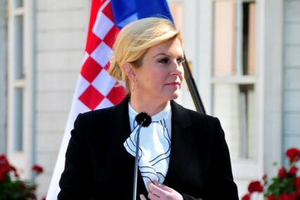 BLAGI SMIJEŠAK, BEZ HVALA Aktuelnoj predsjednici Hrvatske govor BUKVALNO NACRTAN (FOTO)