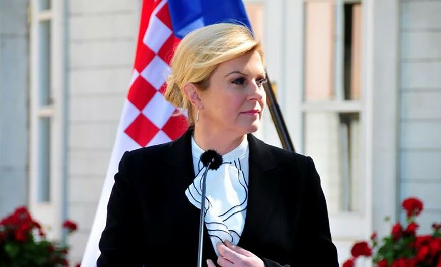 BLAGI SMIJEŠAK, BEZ HVALA Aktuelnoj predsjednici Hrvatske govor BUKVALNO NACRTAN (FOTO)