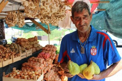 BESKUĆNIK POSTAO SAM SVOJ GAZDA Miroslav danju prodaje voće i povrće, a noću SPAVA ISPOD ŠTANDA