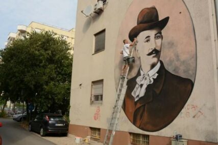 USPOMENA NA PJESNIKA Dobojlija oslikao mural Alekse Šantića u srcu Mostara