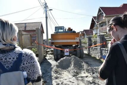 TRAGEDIJA Radnik nastradao na gradilištu kada ga je ZATRPALA ZEMLJA (FOTO)