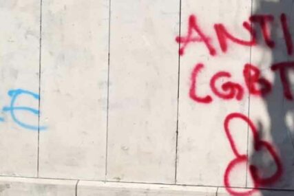 UVREDLJIVI SADRŽAJI U CENTRU Sarajevo išarano grafitima protiv Povorke ponosa (FOTO)