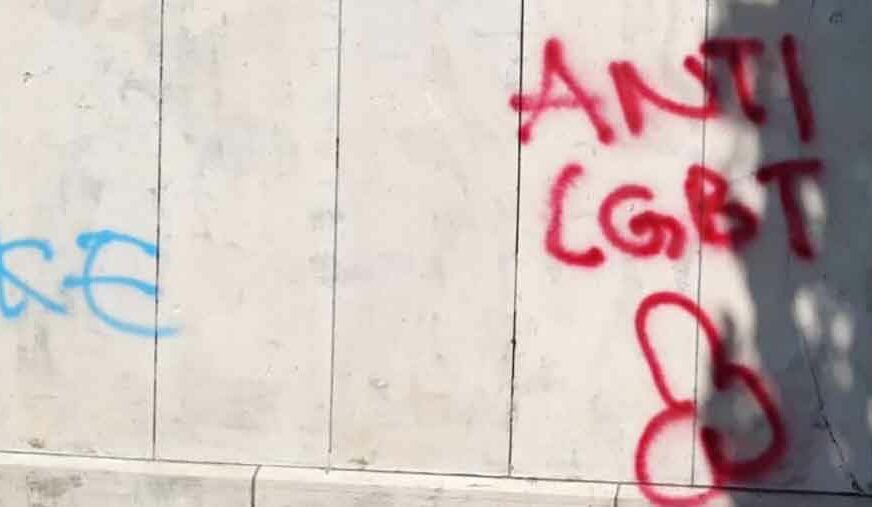 UVREDLJIVI SADRŽAJI U CENTRU Sarajevo išarano grafitima protiv Povorke ponosa (FOTO)
