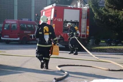 ŠEST EKIPA SE BORILO SA BUKTINJOM Lokalizovan požar u proizvodnoj hali kasarne Rajlovac u Sarajevu