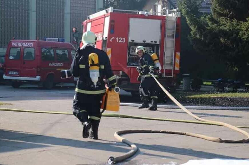 ŠEST EKIPA SE BORILO SA BUKTINJOM Lokalizovan požar u proizvodnoj hali kasarne Rajlovac u Sarajevu