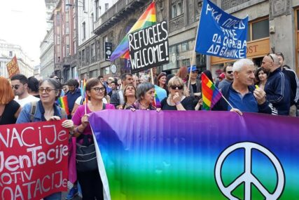 OPSADNO STANJE Protivnici gej parade uzvikivali ALAHU EKBER, napadnut novinar (VIDEO)