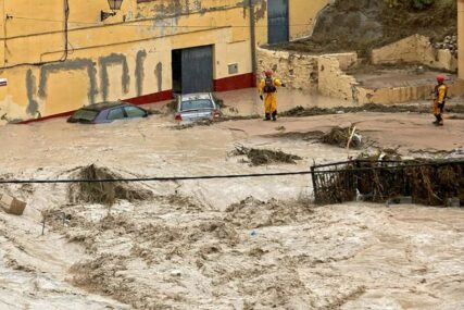 VOJNICI POMAŽU CIVILIMA Raste broj žrtva u snažnoj oluji koja je pogodila Španiju