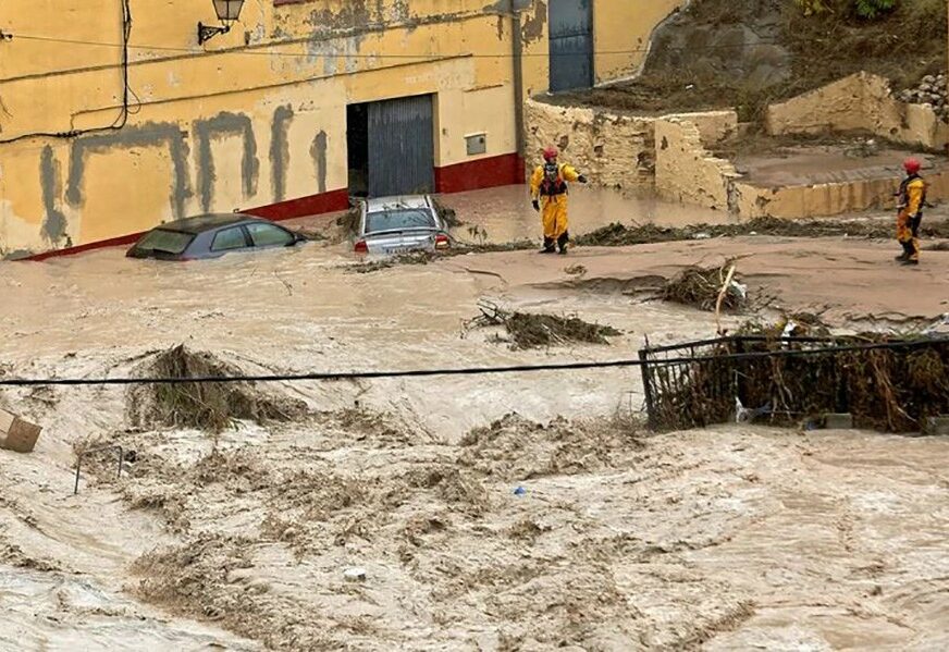 VOJNICI POMAŽU CIVILIMA Raste broj žrtva u snažnoj oluji koja je pogodila Španiju