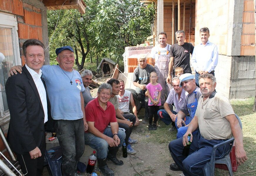 DONACIJA OPŠTINE UGLJEVIK Pomoć šestočlanoj porodici Đokić za gradnju kuće