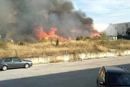 MJEŠTANI U PANICI Veliki požar u Splitu, odjekuju i detonacije (VIDEO, FOTO)