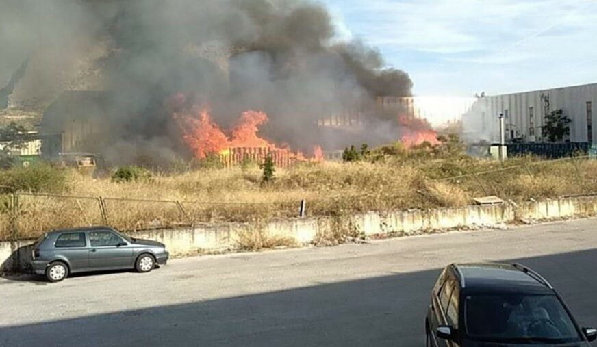 MJEŠTANI U PANICI Veliki požar u Splitu, odjekuju i detonacije (VIDEO, FOTO)