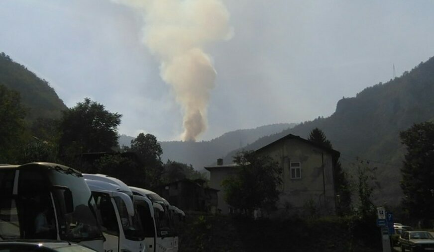 VATROGASCI SE BORE SA STIHIJOM Buknuo veliki požar iznad Višegrada (FOTO)