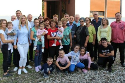 ŠEST DECENIJA ZAJEDNIČKOG ŽIVOTA Bračni jubilej dočekali uz osmoro unučadi i 11 praunučadi