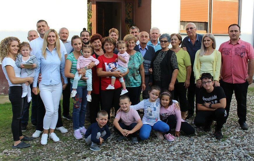 ŠEST DECENIJA ZAJEDNIČKOG ŽIVOTA Bračni jubilej dočekali uz osmoro unučadi i 11 praunučadi