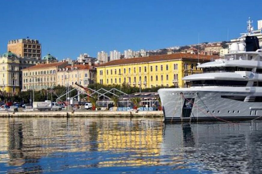 "SPREMNI NA OKUPACIJU RIJEKE" Italijanski neofašisti razvili trobojku usred grada, dvojica uhapšena