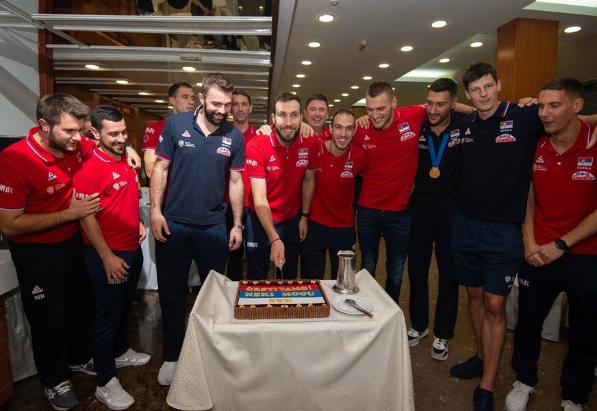 ŠAMPIONSKA TORTA ZA ODBOJKAŠE Ovako su pobjednike dočekali radnici hotela (FOTO)