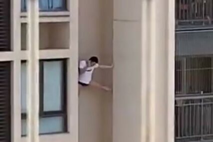SPAJDERMEN U ŠVALERACIJI Čovjek u majici i donjem vešu stoji na zgradi (VIDEO)