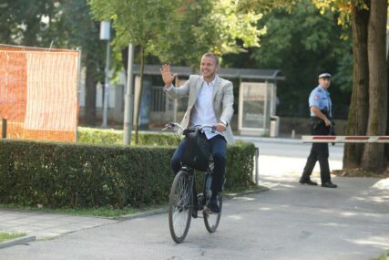 EVROPSKA SEDMICA MOBILNOSTI Stanivuković na sjednicu Narodne skupštine došao biciklom (FOTO)