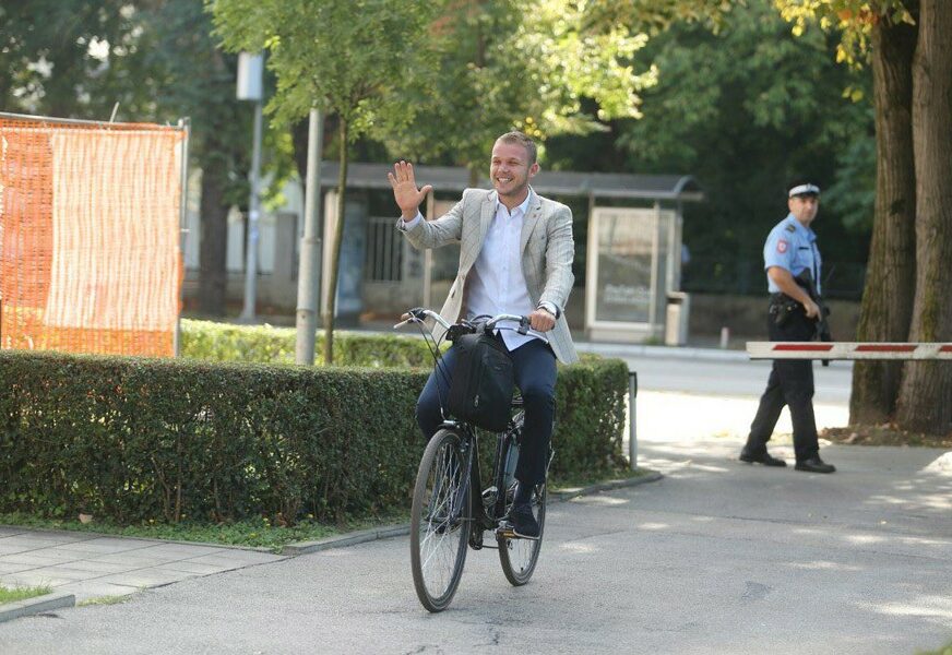 EVROPSKA SEDMICA MOBILNOSTI Stanivuković na sjednicu Narodne skupštine došao biciklom (FOTO)