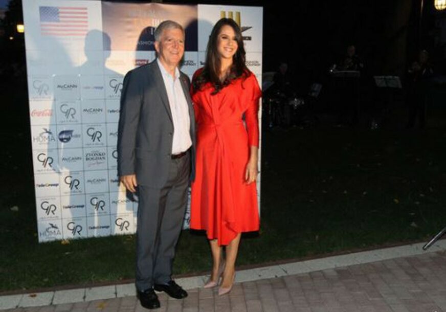 ZABLISTALA U CRVENOJ HALJINI Prva dama Srbije zaplesala sa američkim ambasadorom (FOTO)
