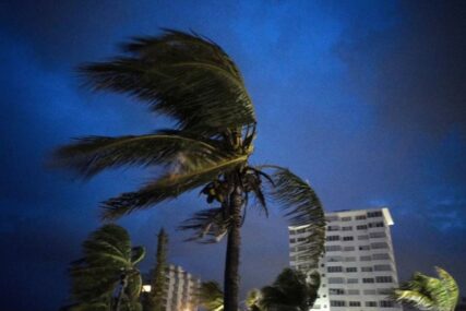 FOTOGRAFIJA KRUŽI INTERNETOM Zbog uragana na Bahamima AJKULE PLIVAJU ULICAMA?