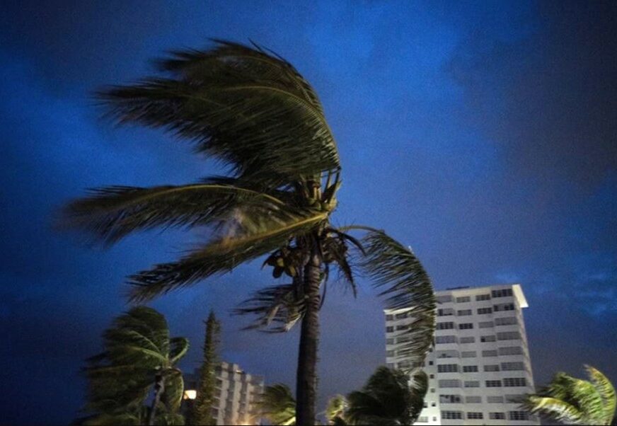 FOTOGRAFIJA KRUŽI INTERNETOM Zbog uragana na Bahamima AJKULE PLIVAJU ULICAMA?