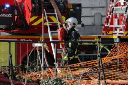 BUKTINJU GASI 130 VATROGASACA Veliki požar u fabrici hemikalija