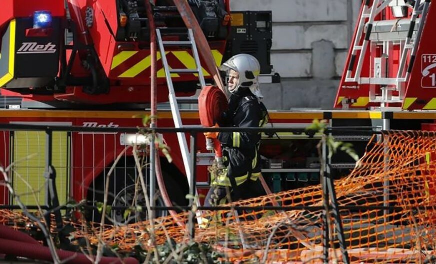 BUKTINJU GASI 130 VATROGASACA Veliki požar u fabrici hemikalija