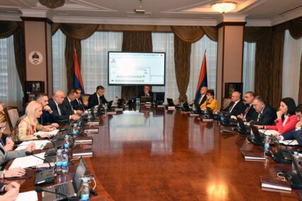 POVEĆALI PLATE I RASTERETILI PRIVREDU Aktivnosti koje su obilježile rad Vlade Srpske u prvoj godini