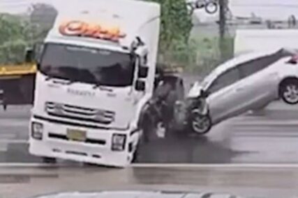 VOZITE OPREZNO! Objavljen snimak stravičnog sudara kamiona i automobila (VIDEO)