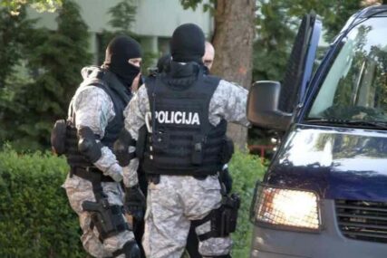 “MREŽA” U AKCIJI Policija pretresa objekte na 21 lokaciji u Zenici, traže ORUŽJE I DROGU
