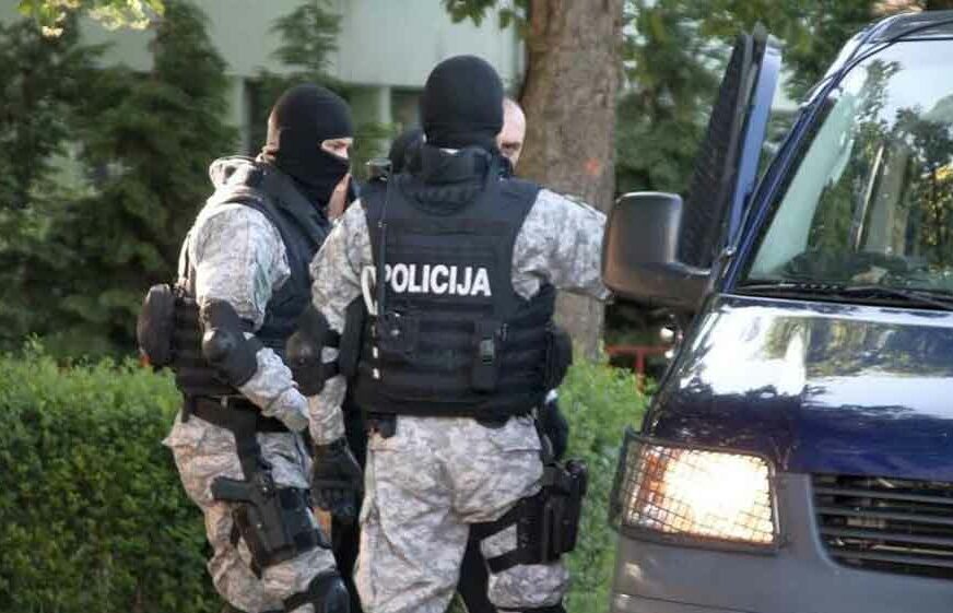 “MREŽA” U AKCIJI Policija pretresa objekte na 21 lokaciji u Zenici, traže ORUŽJE I DROGU