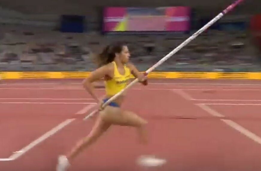Atletičarki PUKLA MOTKA tokom skoka, stadion se ZALEDIO (VIDEO)
