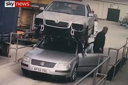 POLICAJCI ŠOKIRANI Na krovu auta prevozio drugo vozilo, nisu znali kako da ga kazne (VIDEO)