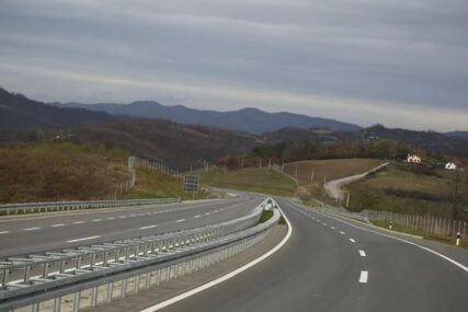 U Hrvatskoj zbog jakog vjetra pojedini putevi zatvoreni za neke kategorije vozila