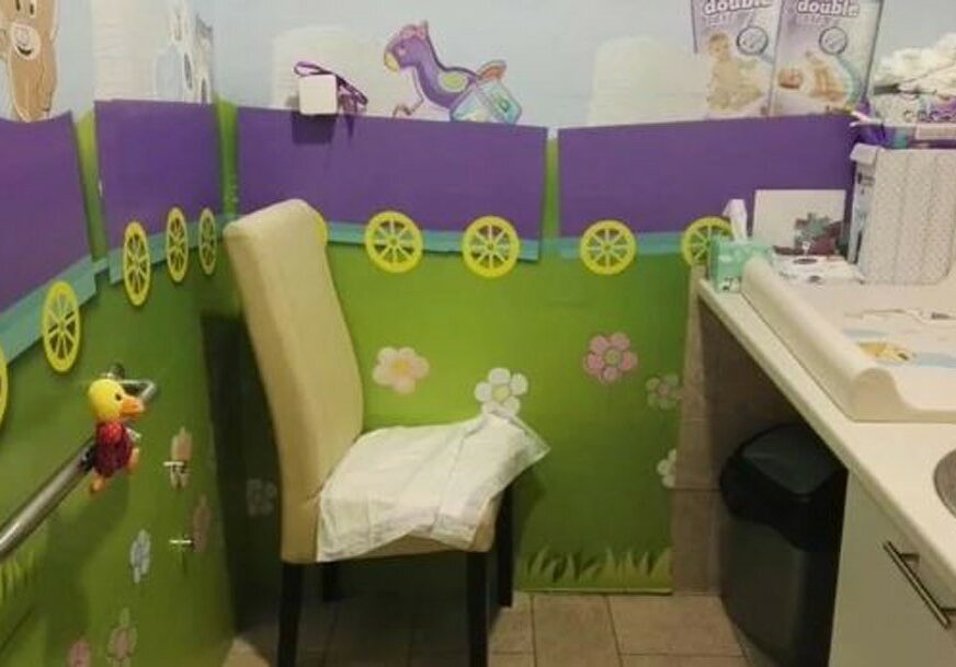 "ZAR OVO RADITE I KOD KUĆE?!" Korisnici devastirali prostorije za presvlačenje beba (FOTO)