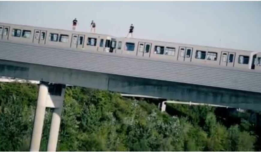 HRABROST ILI LUDOST Sa voza u pokretu skočili u Dunav, pa završili sa LISICAMA NA RUKAMA (VIDEO)