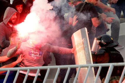 Sukob Delija i policije na stadionu
