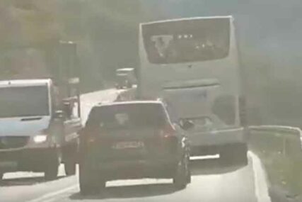 ZA DLAKU IZBJEGNUTA TRAGEDIJA Vozači se igraju RULETA SMRTI na putevima u BiH (VIDEO)
