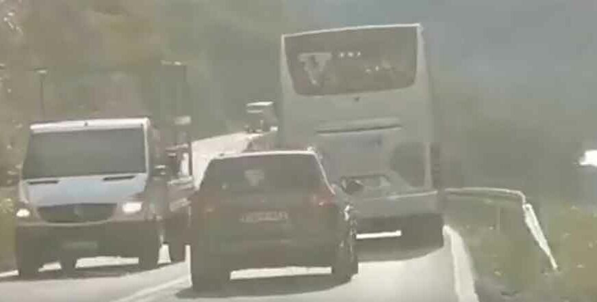 ZA DLAKU IZBJEGNUTA TRAGEDIJA Vozači se igraju RULETA SMRTI na putevima u BiH (VIDEO)