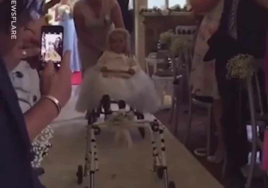NAJLJEPŠI POKLON ZA MAMU Djevojčica (4) ustala iz invalidskih kolica na njenom vjenčanju (VIDEO)
