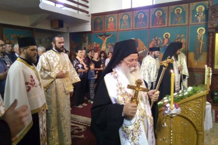 NAJMLAĐI DOBILI DAROVE Episkop Sergije služio liturgiju u Bosanskom Petrovcu